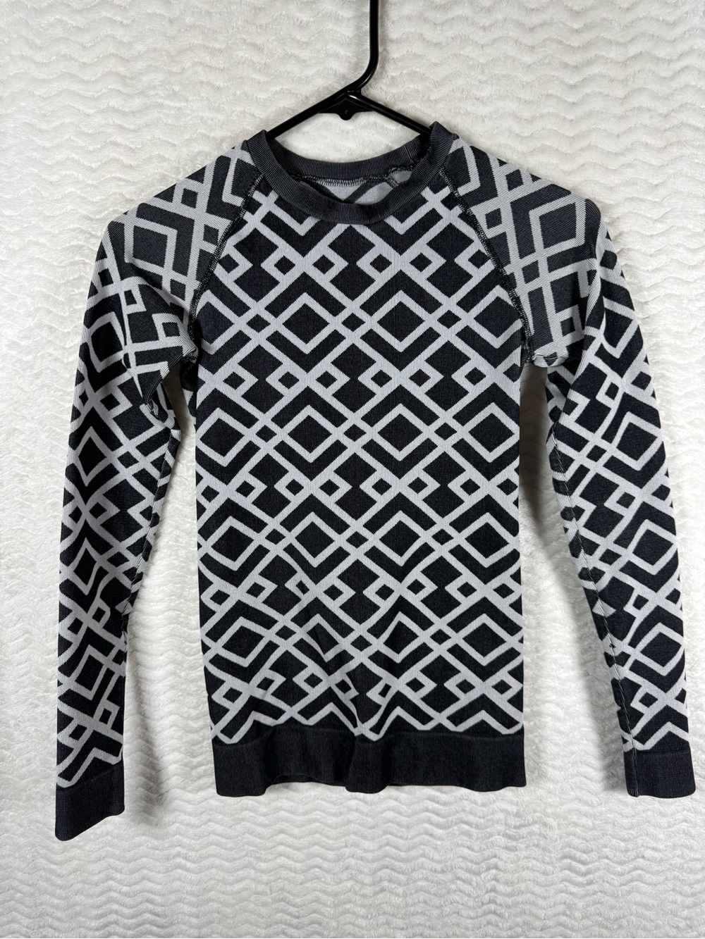 Sweaty Betty Black & Gray Geometric Crewneck Top. So cute and work out ready 🧡🤩